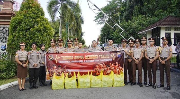 Polda Kaltim kembali menggelar kegiatan berbagi takjil kepada para pengguna jalan yang melintas di depan Mapolda Kaltim, pada Selasa (17/03/26). Foto: HO/Humas Polda Kaltim