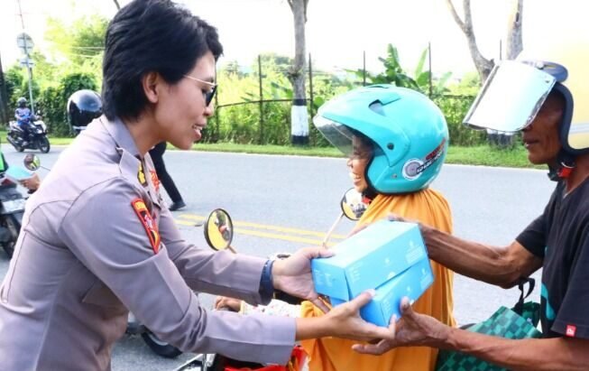 Polda Kaltim kembali menggelar kegiatan berbagi takjil kepada para pengguna jalan yang melintas di depan Mapolda Kaltim, pada Selasa (17/03/26). Foto: HO/Humas Polda Kaltim