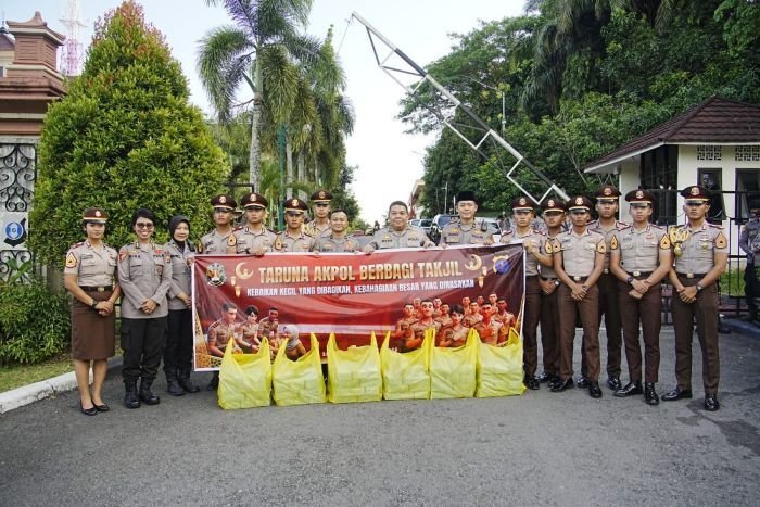 Polda Kaltim bersama Taruna Akpol Bagikan Ratusan Paket Takjil untuk Masyarakat