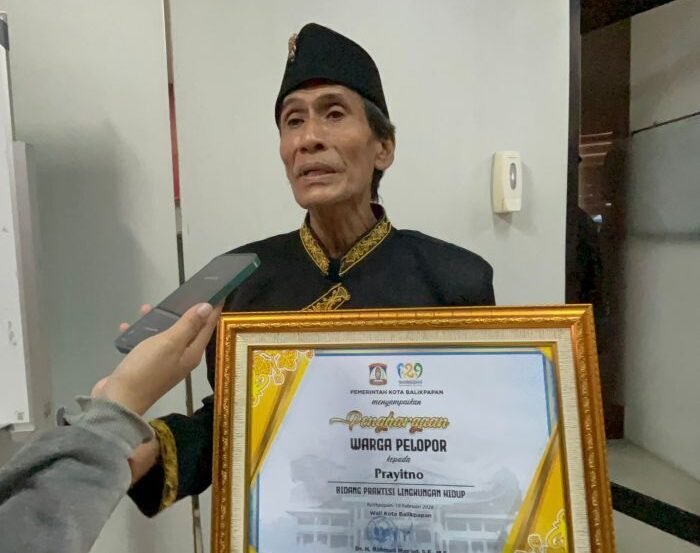 Praktisi lingkungan dari Kelurahan Muara Rapak, Kecamatan Balikpapan Utara, Prayitno saat menerima penghargaan sebagai warga pelopor pada HUT ke 129 Balikpapan. Foto: BorneoFlash/Niken Sulastri