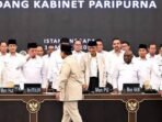 Presiden Prabowo Subianto menyalami para menteri Kabinet Merah Putih sebelum memimpin Sidang Kabinet Paripurna di Istana Negara, Jakarta, Jumat (13/3/2026). FOTO: ANTARA/HO-Biro Pers Sekretariat Presiden/aa
