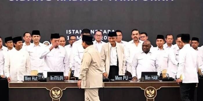Presiden Prabowo Subianto menyalami para menteri Kabinet Merah Putih sebelum memimpin Sidang Kabinet Paripurna di Istana Negara, Jakarta, Jumat (13/3/2026). FOTO: ANTARA/HO-Biro Pers Sekretariat Presiden/aa