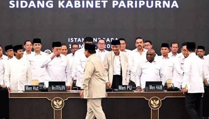 Presiden Prabowo Subianto menyalami para menteri Kabinet Merah Putih sebelum memimpin Sidang Kabinet Paripurna di Istana Negara, Jakarta, Jumat (13/3/2026). FOTO: ANTARA/HO-Biro Pers Sekretariat Presiden/aa