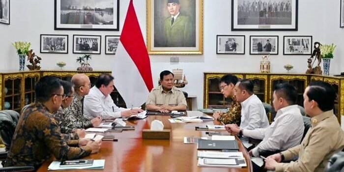 Presiden Prabowo Subianto memimpin rapat terbatas di Istana Kepresidenan RI, Jakarta, Kamis (19/3/2026), yang salah satunya membahas rencana efisiensi/penghematan energi untuk mengantisipasi ancaman krisis minyak imbas perang di negara-negara Teluk, Timur Tengah. FOTO: ANTARA/HO-BPMI Sekretariat Presiden.