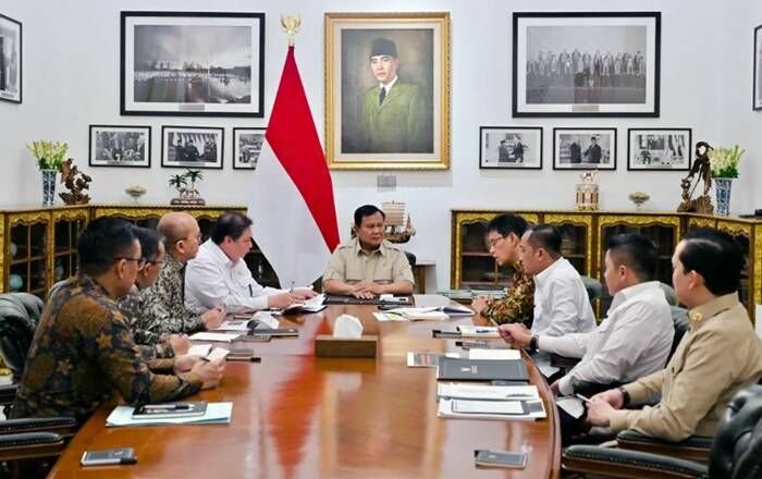 Presiden Prabowo Subianto memimpin rapat terbatas di Istana Kepresidenan RI, Jakarta, Kamis (19/3/2026), yang salah satunya membahas rencana efisiensi/penghematan energi untuk mengantisipasi ancaman krisis minyak imbas perang di negara-negara Teluk, Timur Tengah. FOTO: ANTARA/HO-BPMI Sekretariat Presiden.