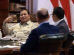 Presiden RI Prabowo Subianto menyampaikan pandangannya kepada para pakar yang diundang berdiskusi di kediamannya di Hambalang, Kabupaten Bogor. FOTO: ANTARA/HO-Badan Komunikasi Pemerintah RI