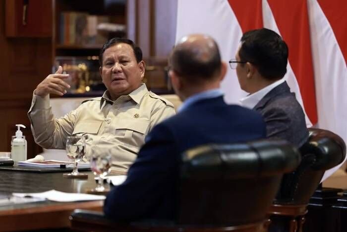 Presiden RI Prabowo Subianto menyampaikan pandangannya kepada para pakar yang diundang berdiskusi di kediamannya di Hambalang, Kabupaten Bogor. FOTO: ANTARA/HO-Badan Komunikasi Pemerintah RI