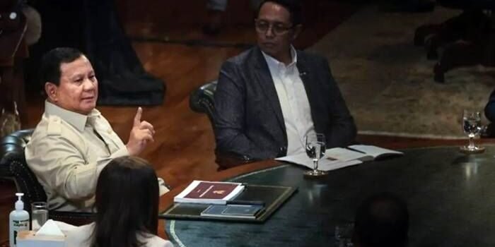 Presiden Prabowo Subianto dalam diskusi dengan sejumlah pakar dan jurnalis senior di Hambalang Bogor, Jawa Barat. FOTO: ANTARA/HO-Badan Komunikasi Pemerintah/aa.