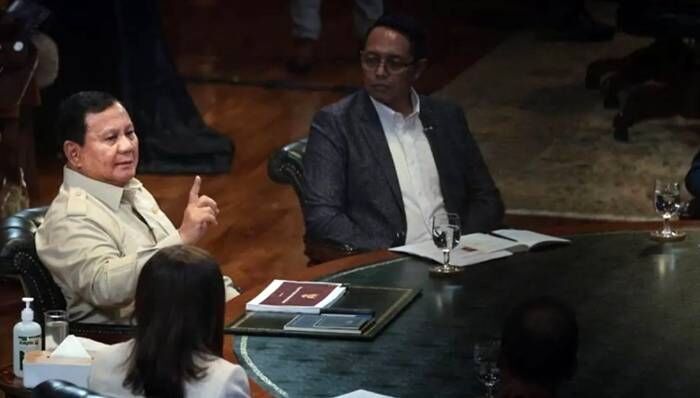 Presiden Prabowo Subianto dalam diskusi dengan sejumlah pakar dan jurnalis senior di Hambalang Bogor, Jawa Barat. FOTO: ANTARA/HO-Badan Komunikasi Pemerintah/aa.