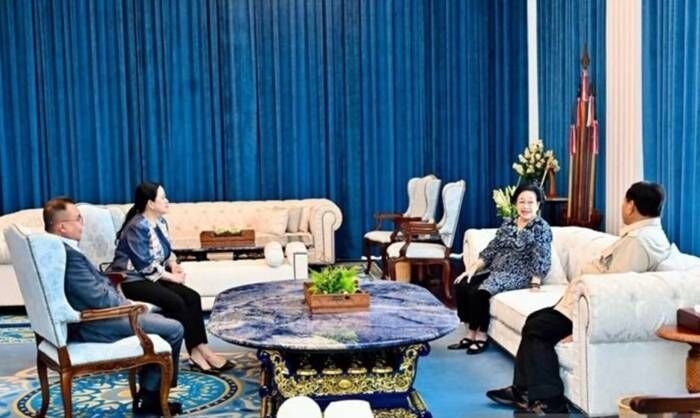 Presiden Prabowo Subianto berbincang dengan Presiden ke-5 RI Megawati Soekarnoputri didampingi Ketua DPR Puan Maharani dan Wakil Ketua DPR Sufmi Dasco Ahmad di Istana Merdeka, Jakarta, Kamis (19/3/2026). FOTO: BorneoFlash.com/Instagram @prabowo .