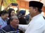 Tangkapan layar - Presiden Prabowo Subianto merangkul salah satu warga yang hadir dalam kegiatan open house di Istana Kepresidenan, Jakarta, pada Sabtu (21/3/2026). Foto: HO/Sekretariat Presiden