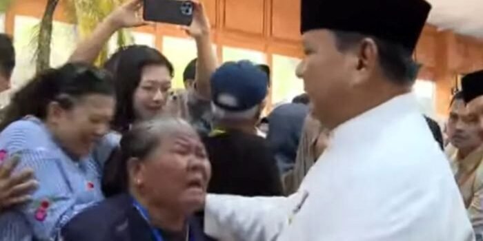 Tangkapan layar - Presiden Prabowo Subianto merangkul salah satu warga yang hadir dalam kegiatan open house di Istana Kepresidenan, Jakarta, pada Sabtu (21/3/2026). Foto: HO/Sekretariat Presiden