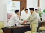 Presiden RI Prabowo Subianto (kanan) menunaikan zakat secara langsung dalam kegiatan Zakat Istana 2026 di Istana Negara, Jakarta, Jumat (13/3/2026). FOTO : ANTARA/HO-Baznas RI