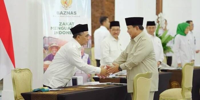 Presiden RI Prabowo Subianto (kanan) menunaikan zakat secara langsung dalam kegiatan Zakat Istana 2026 di Istana Negara, Jakarta, Jumat (13/3/2026). FOTO : ANTARA/HO-Baznas RI