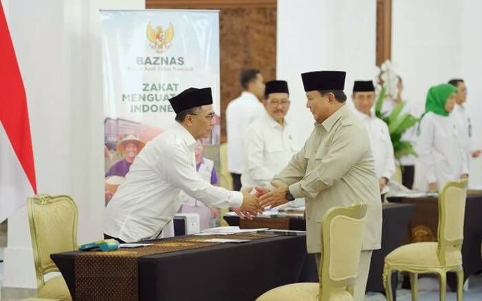 Presiden RI Prabowo Subianto (kanan) menunaikan zakat secara langsung dalam kegiatan Zakat Istana 2026 di Istana Negara, Jakarta, Jumat (13/3/2026). FOTO : ANTARA/HO-Baznas RI