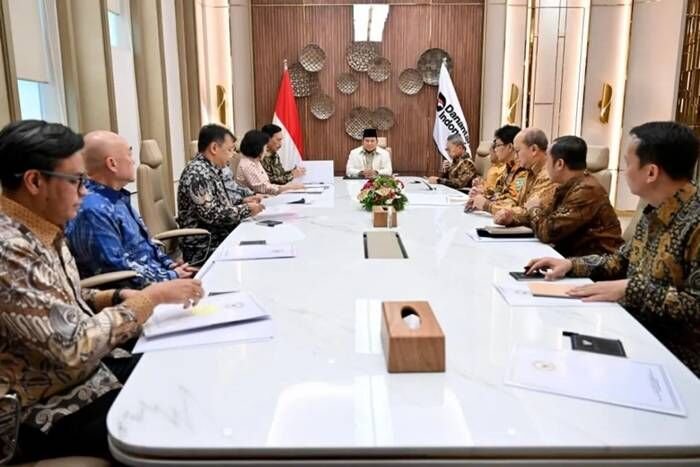 Presiden Prabowo Subianto (tengah) menerima Ketua dan Anggota Dewan Ekonomi Nasional (DEN) bersama sejumlah menteri terkait di Jakarta, Rabu (11/3/2026). FOTO: ANTARA/HO-BPMI Sekretariat Presiden