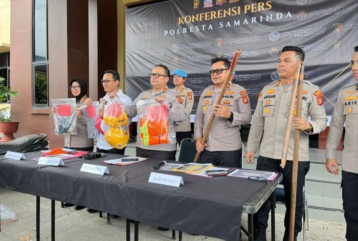 Press release pengungkapan kasus pencurian kabel penerangan jalan umum (PJU) di Kota Samarinda, pada Senin (9/3/2026) di Mako Polresta Samarinda. Foto: BorneoFlash/Nur Ainunnisa
