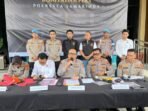 Press release pengungkapan kasus pencurian kabel penerangan jalan umum (PJU) di Kota Samarinda, pada Senin (9/3/2026) di Mako Polresta Samarinda. Foto: BorneoFlash/Nur Ainunnisa