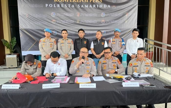 Press release pengungkapan kasus pencurian kabel penerangan jalan umum (PJU) di Kota Samarinda, pada Senin (9/3/2026) di Mako Polresta Samarinda. Foto: BorneoFlash/Nur Ainunnisa