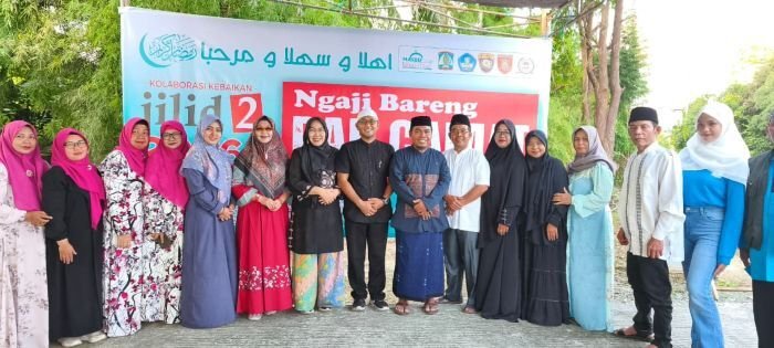 Ratusan warga antusias mengikuti kegiatan Ngaji Bareng Pak Camat Jilid 2, di Halaman Masjid Miftakhul Huda, Jalan Wanayasa Km 10 RT 43, Kelurahan Karang Joang, Jumat (27/2/2026) sore. Foto: BorneoFlash/Ist