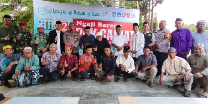 Ratusan warga antusias mengikuti kegiatan Ngaji Bareng Pak Camat Jilid 2, di Halaman Masjid Miftakhul Huda, Jalan Wanayasa Km 10 RT 43, Kelurahan Karang Joang, Jumat (27/2/2026) sore. Foto: BorneoFlash/Ist