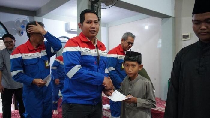 Safari Ramadan PT Pertamina Patra Niaga RU Balikpapan di Masjid Al-Hikmah, Desa Girimukti, Kabupaten Penajam Paser Utara (PPU), Kalimantan Timur (Kaltim), pada Jumat (13/3/2026). Foto: HO/Pertamina Patra Niaga RU Balikpapan