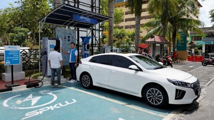 Salah satu Stasiun Pengisian Kendaraan Listrik Umum (SPKLU) di Balikpapan yang berada di depan Kantor PLN. Foto: HO/ PLN UID Kaltimra