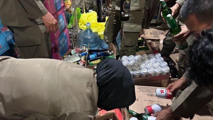 Satuan Polisi Pamong Praja (Satpol PP) Kota Balikpapan saat melakukan pengawasan Surat Edaran Wali Kota Balikpapan selama bulan suci Ramadan hingga menjelang Idulfitri 1447 Hijriah. Foto: BorneoFlash/IST