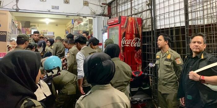 Satuan Polisi Pamong Praja (Satpol PP) Kota Balikpapan saat melakukan pengawasan Surat Edaran Wali Kota Balikpapan selama bulan suci Ramadan hingga menjelang Idulfitri 1447 Hijriah. Foto: BorneoFlash/IST