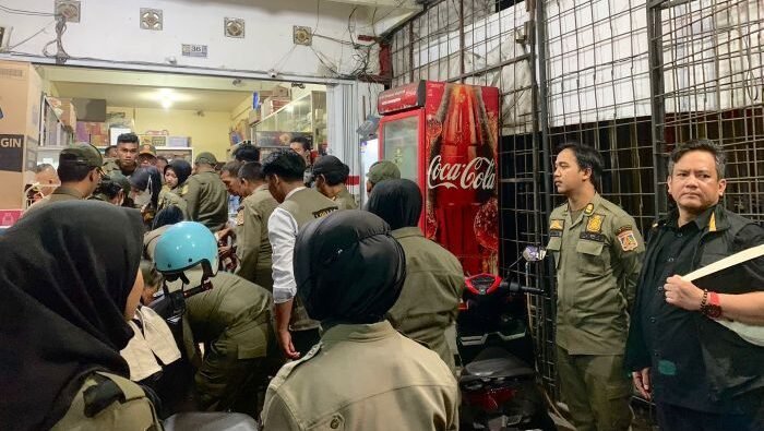 Satuan Polisi Pamong Praja (Satpol PP) Kota Balikpapan saat melakukan pengawasan Surat Edaran Wali Kota Balikpapan selama bulan suci Ramadan hingga menjelang Idulfitri 1447 Hijriah. Foto: BorneoFlash/IST