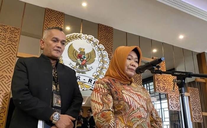 Sekretaris Jenderal MPR RI Siti Fauziah (kanan) menjelaskan kebijakan penghematan energi instansinya di tengah dinamika global di kompleks parlemen, Senayan, Jakarta, Selasa (31/3/2026). FOTO: ANTARA/Fath Putra Mulya