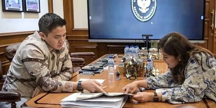 Sekretaris Kabinet (Seskab) Teddy Indra Wijaya (kiri) menerima kunjungan Menteri Komunikasi dan Digital (Menkomdigi) Meutya Hafid (kanan) di kantor Sekretariat Kabinet Jakarta, Jumat (27/3/2026) malam, membahas implementasi Peraturan Pemerintah Nomor 17 Tahun 2025 tentang Tata Kelola Penyelenggaraan Sistem Elektronik dalam Pelindungan Anak (PP Tunas). FOTO: ANTARA/Instagram-Sekretariat Kabinet/pri.