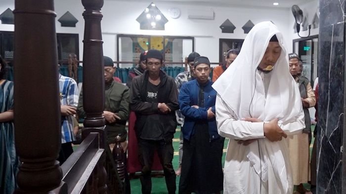 Setiap malam, rangkaian ibadah dilaksanakan dengan khusyuk. Dimulai dari tarawih, dilanjutkan salat qiyamul lail, hingga subuh berjamaah. Foto: BorneoFlash/Ardian