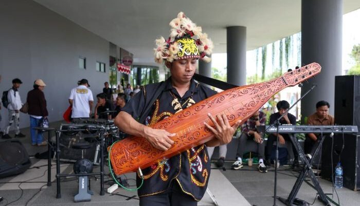 Simfoni Swara Nusantara mengiringi keramaian masyarakat yang datang berkunjung ke Kawasan Inti Pusat Pemerintahan (KIPP) Nusantara, pada Sabtu (28/03/2026). Foto: HO/Humas Otorita IKN
