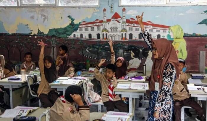 Sejumlah siswa menyimak penyampaian materi pelajaran Pendidikan Agama Islam (PAI) dari guru dalam kegiatan belajar mengajar di SD Negeri Kalicari 3, Semarang, Jawa Tengah. FOTO: ANTARA/Makna Zaezar/bar.