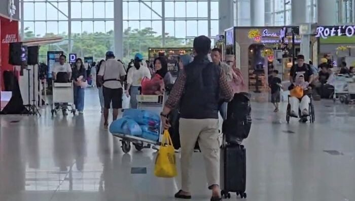 Suasana Bandara Internasional Sultan Aji Muhammad Sulaiman (SAMS) Sepinggan Balikpapan menjelang lebaran idulfitri 1447 hijriah. Foto: BorneoFlash/Niken Sulastri