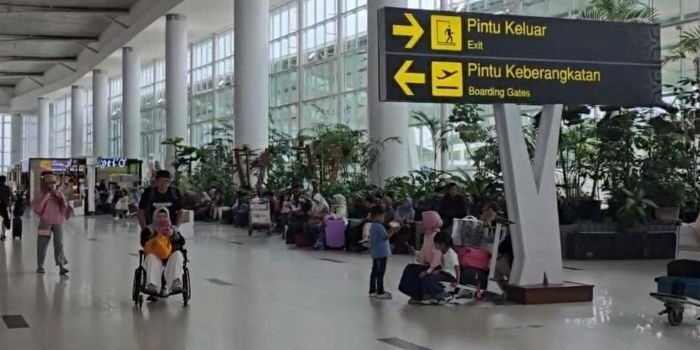 Suasana Bandara Internasional Sultan Aji Muhammad Sulaiman (SAMS) Sepinggan Balikpapan menjelang lebaran idulfitri 1447 hijriah. Foto: BorneoFlash/Niken Sulastri