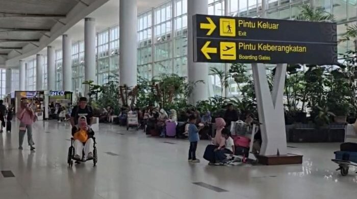 Suasana Bandara Internasional Sultan Aji Muhammad Sulaiman (SAMS) Sepinggan Balikpapan menjelang lebaran idulfitri 1447 hijriah. Foto: BorneoFlash/Niken Sulastri