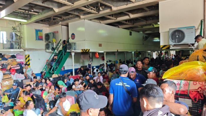 Suasana aktivitas penumpang di Pelabuhan Samarinda saat arus mudik Lebaran 2026 mulai meningkat. Foto: BorneoFlash/Nur Ainunnisa