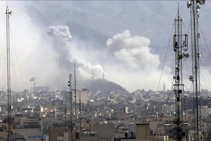 Asap membumbung ke udara Iran setelah Israel dan Amerika Serikat melancarkan serangan gabungan terhadap negara tersebut. ANTARA/Anadolu/py.