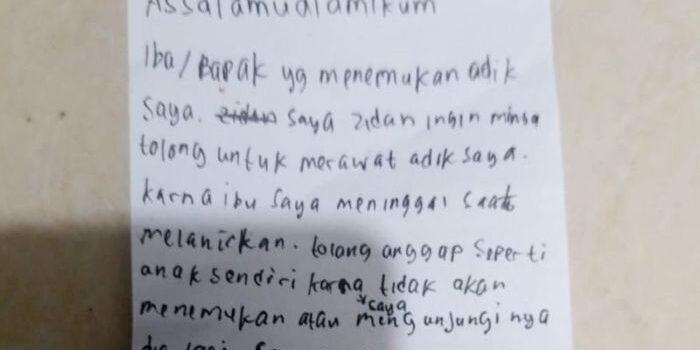 Surat dengan tulisan tangan seorang bernama Zidan (12) yang meninggalkan adiknya di Jalan Pejaten Raya RT 01/02, Pasar Minggu, Jakarta Selatan usai ibunya meninggal pasca melahirkan, Jakarta Selatan, Selasa (3/3/2026). Foto: BorneoFlash/ANTARA/HO-Polsek Pasar Minggu.