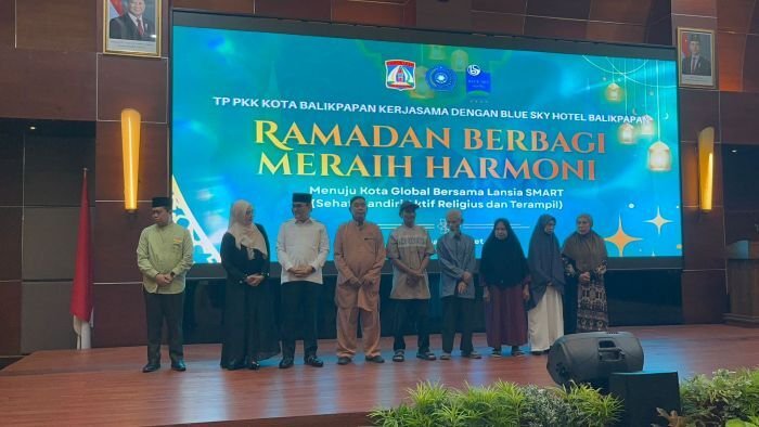 TP PKK Kota Balikpapan dan Blue Sky Hotel Gelar Kegiatan Ramadan Berbagi paket sembako dan bantuan uang tunai kepada para lansia di enam kecamatan se-Kota Balikpapan, pada Selasa (3/3/2026). Foto: BorneoFlash/Niken Sulastri