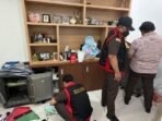 Tim penyidik Kejaksaan Tinggi Kalimantan Timur melakukan penggeledahan di Kantor Dinas Energi dan Sumber Daya Mineral (ESDM) Provinsi Kalimantan Timur, pada Senin (16/3/2026).Foto: HO/HumasKejati