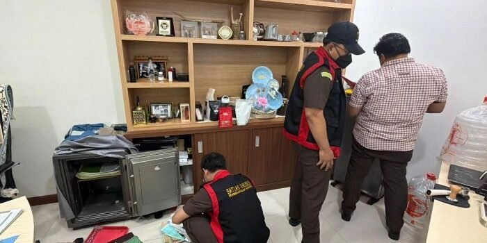 Tim penyidik Kejaksaan Tinggi Kalimantan Timur melakukan penggeledahan di Kantor Dinas Energi dan Sumber Daya Mineral (ESDM) Provinsi Kalimantan Timur, pada Senin (16/3/2026).Foto: HO/HumasKejati