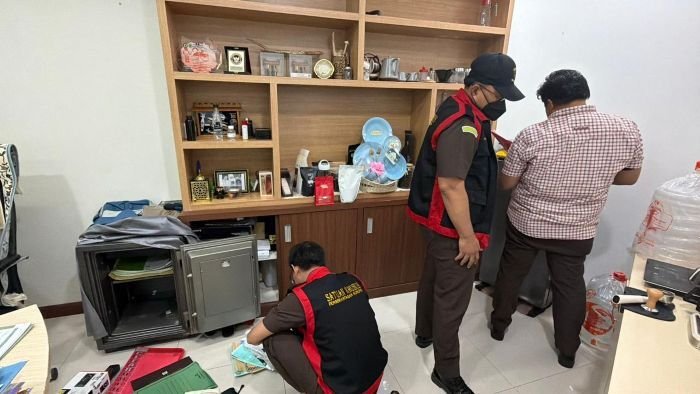 Tim penyidik Kejaksaan Tinggi Kalimantan Timur melakukan penggeledahan di Kantor Dinas Energi dan Sumber Daya Mineral (ESDM) Provinsi Kalimantan Timur, pada Senin (16/3/2026).Foto: HO/HumasKejati