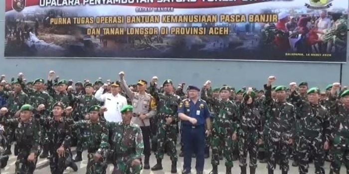 Upacara Penyambutan Ratusan Satgas Yonzipur 17/AD, di Pelabuhan Semayang Balikpapan, pada Rabu (18/3/2026). Foto: BorneoFlash/Niken Sulastri