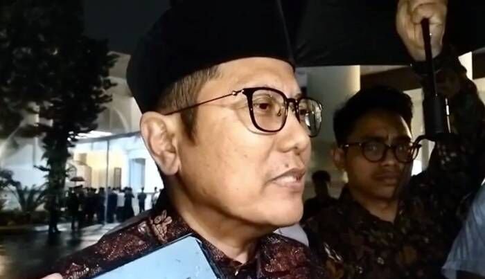 Wakil Ketua Umum Majelis Umum Indonesia KH Cholil Nafis (kiri) menjawab pertanyaan wartawan saat ditemui selepas menghadiri pertemuan antara Presiden Prabowo Subianto dengan tokoh-tokoh muslim dan ormas Islam di Istana Kepresidenan, Jakarta, Kamis (5/3/2026). FOTO: ANTARA/HO-Dokumentasi Pribadi.