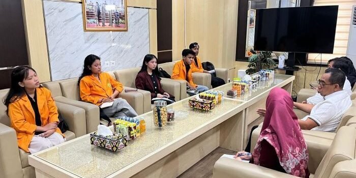 Wakil Ketua DPRD Balikpapan, Yono Suherman saat menerima audiensi mahasiswa Uniba dan mahasiswa Mulia di Kantor DPRD Balikpapan, pada Senin (2/3/2026). Foto: BorneoFlash/Ardian