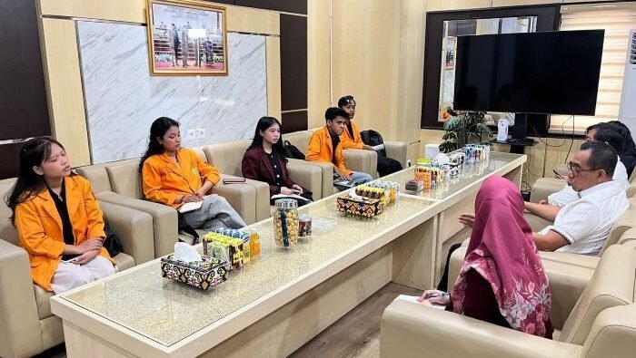 Wakil Ketua DPRD Balikpapan, Yono Suherman saat menerima audiensi mahasiswa Uniba dan mahasiswa Mulia di Kantor DPRD Balikpapan, pada Senin (2/3/2026). Foto: BorneoFlash/Ardian