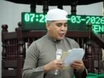 Wakil Ketua I DPRD Kabupaten Kutai Timur (Kutim), Sayid Anjas, SE, MM, membacakan amanat Bupati Kutai Timur, Ardiansyah Sulaiman, dalam pelaksanaan Shalat Idulfitri 1 Syawal 1447 Hijriah di Masjid Al Mujahidin, Sangatta Lama, pada Sabtu (21/03/2026). Foto: HO/dprdkutaitimur.id
